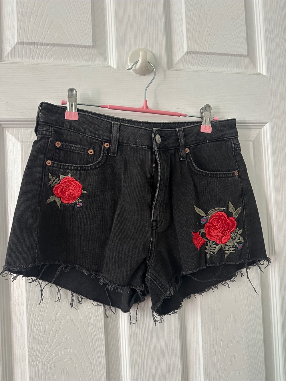 Divided H& M Black and roses jean shorts